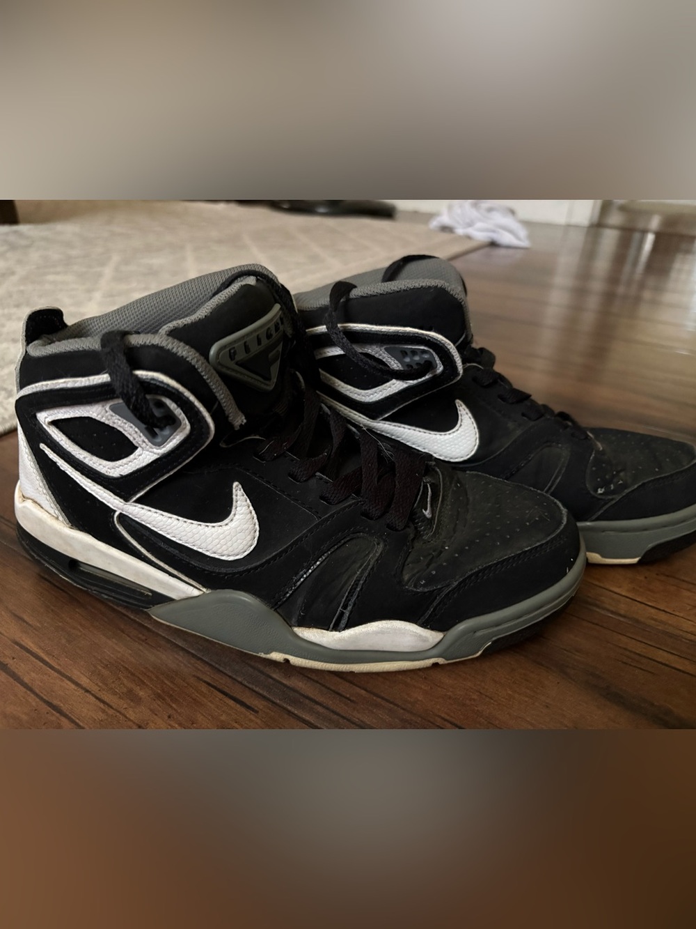 Nike Air Flight Falcon basketball shoes in black and white, men’s size 7.5.